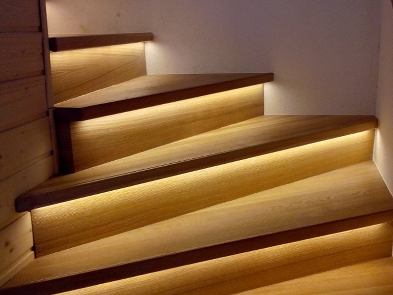 Osvětlení schodiště pomocí LED pásek